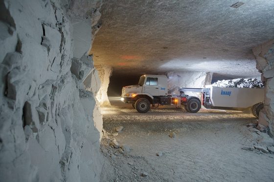 Ein Transportfahrzeug bei Arbeiten im Berg.