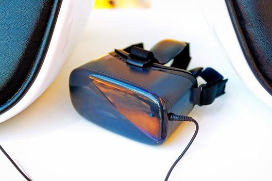 Ein Bild einer VR-Brille die mit Kabel geladen wird.
